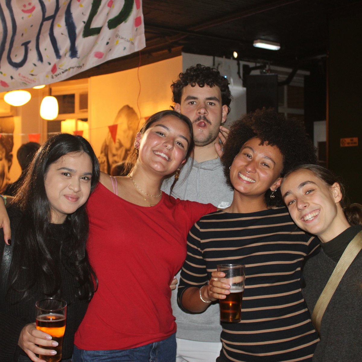 Students together with drinks at the SU bar